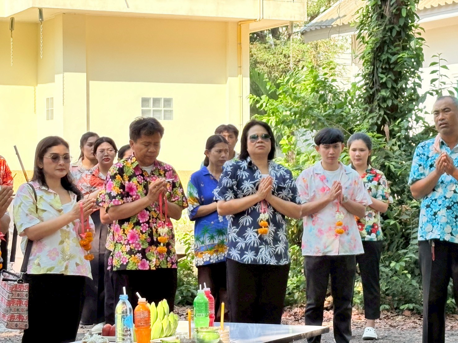 title - ส.ป.ก. ยโสธร จัดพิธีเจริญพระพุทธมนต์ทำบุญถวายภัตตาหารเพลแด่พระสงฆ์ พิธีสักการะศาลเจ้าที่และสิ่งศักดิ์สิทธิ์ประจำสำนักงาน เนื่องในเทศกาลวันขึ้นปีใหม่ไทย
